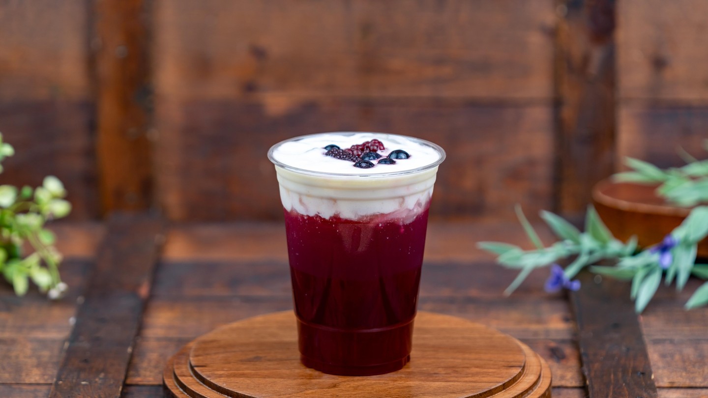 Pomegranate-Blueberry Refresher, the non-alcoholic option. Photo: ©Disney.