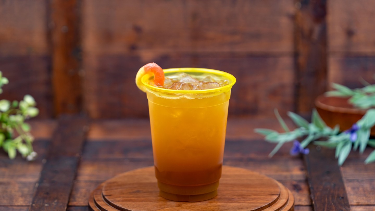 Southern Whiskey Peach Tea with a peach gummy ring. Photo: ©Disney.