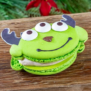 Alien Reindeer Macaron