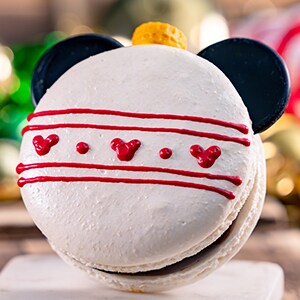 Holiday Ornament Macaron