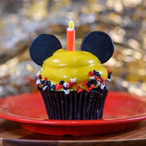 Mickey Birthday Cupcake [Available November 18] 