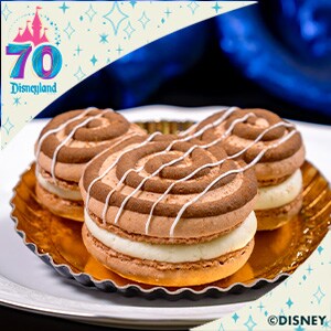 Mickey-shaped Cinnamon Roll Macaron [Available starting January 8]
