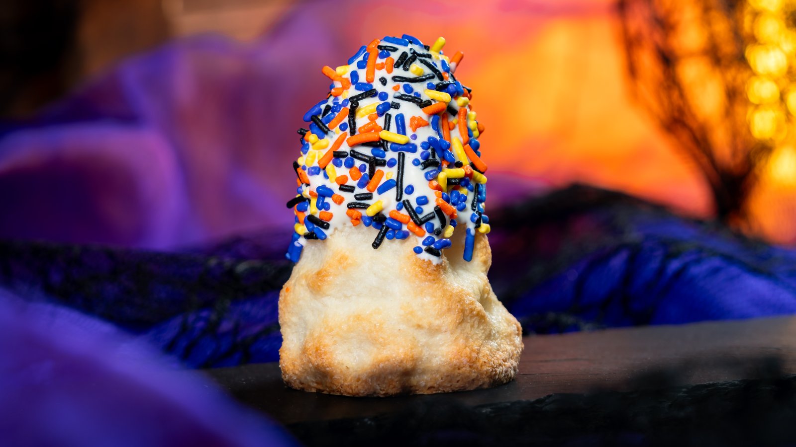 Halloween Matterhorn Macaroon 